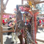 神社で流鏑馬（やぶさめ）